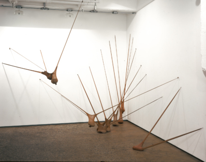 Senga Nengudi – Répondez s’il vous plaît - Senga Nengudi, I, 1977. Nylon mesh, sand. Dimensions variable.